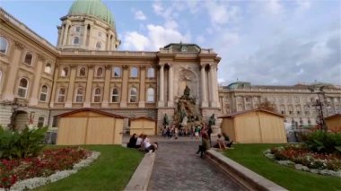 Buda Şatosu Matthias çeşmesi. Macaristan. 4K, UHD 'de çekilmiş.