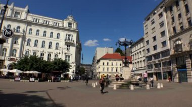 Budapeşte. Mimarlık, eski evler, sokaklar ve mahalleler. Macaristan. 4K, UHD 'de çekilmiş.