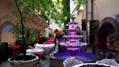 Çeşmeli rahat bir kafe. 4K, UHD 'de çekilmiş.