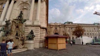 Buda Şatosu Matthias çeşmesi. Macaristan. 4K, UHD 'de çekilmiş.