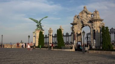 Bronz Turul, Budapeşte 'deki saray kapısında. 4K, UHD 'de çekilmiş.