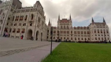 Budapeşte 'deki Macar Parlamentosu. 4K, UHD 'de çekilmiş.