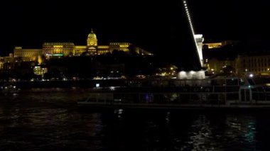 Budapeşte 'deki Macar Parlamentosu. İyi geceler, ışıklar. 4K, UHD 'de çekilmiş.