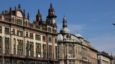 Budapeşte. Mimarlık, eski evler, sokaklar ve mahalleler. Macaristan. 4K, UHD 'de çekilmiş.