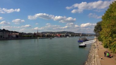 Budapeşte. Tuna Nehri. Mimarlık, eski evler, sokaklar ve mahalleler. Macaristan. 4K, UHD 'de çekilmiş.