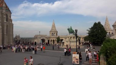 Budapeşte 'deki balıkçı kalesi. Macaristan. 4K (ultra yüksek çözünürlüklü (UHD))).