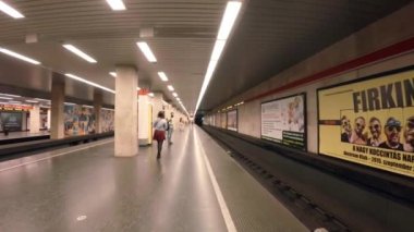 Budapeşte 'de Metro. Metrodaki tren. 4K, UHD 'de çekilmiş.