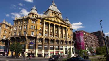 Budapeşte. Mimarlık, eski evler, sokaklar ve mahalleler. Macaristan. 4K, UHD 'de çekilmiş.