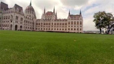 Budapeşte 'deki Macar Parlamentosu. 4K, UHD 'de çekilmiş.
