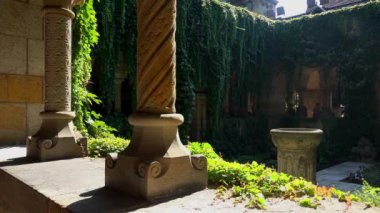 Macaristan, Budapeşte 'deki Vajdahunyad kalesi. 4K, UHD 'de çekilmiş.