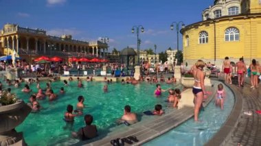 Szechenyi Hamamları, geleneksel Macar termal banyo kompleksi ve spa tedavisi. Macaristan. 4K, UHD 'de çekilmiş.