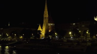 Budapeşte. Tuna Nehri. İyi geceler. Mimarlık, eski evler, sokaklar ve mahalleler. Macaristan. 4K, UHD 'de çekilmiş.