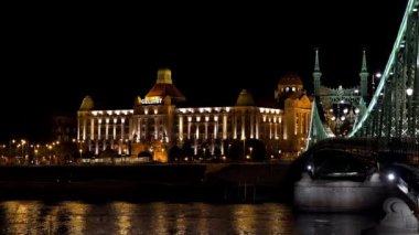 Budapeşte 'de Tuna Nehri üzerindeki köprü. Macaristan. İyi geceler, ışıklar. 4K, UHD 'de çekilmiş.