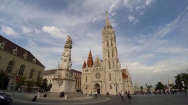 Budapeşte 'deki Matthias Kilisesi. Macaristan. 4K, UHD 'de çekilmiş.