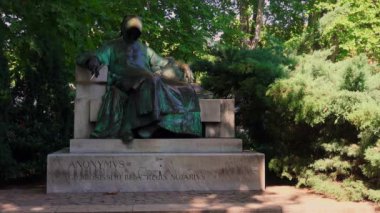 Budapeşte 'deki Anonim Heykeli. Macaristan. 4K 'de vurulmuş. UHD