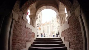 Budapeşte 'deki Matthias Kilisesi. Macaristan. 4K, UHD 'de çekilmiş.