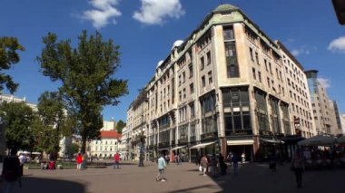 Budapeşte. Mimarlık, eski evler, sokaklar ve mahalleler. Macaristan. 4K, UHD 'de çekilmiş.