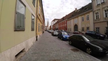 Budapeşte. Mimarlık, eski evler, sokaklar ve mahalleler. Macaristan. 4K, UHD 'de çekilmiş.
