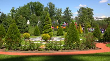 İnsanlar lunaparkta eğleniyorlar. 4K, UHD 'de çekilmiş.