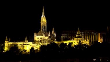 Budapeşte 'deki Matthias Kilisesi. İyi geceler, ışıklar. Macaristan. 4K, UHD 'de çekilmiş.