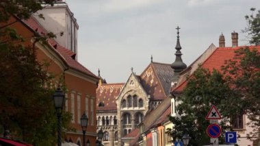 Budapeşte. Mimarlık, eski evler, sokaklar ve mahalleler. Macaristan. 4K, UHD 'de çekilmiş.