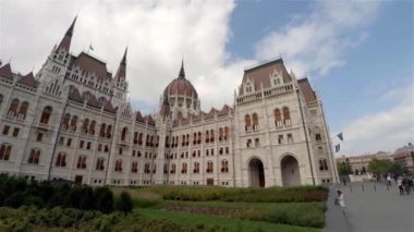 Budapeşte 'deki Macar Parlamentosu. 4K, UHD 'de çekilmiş.