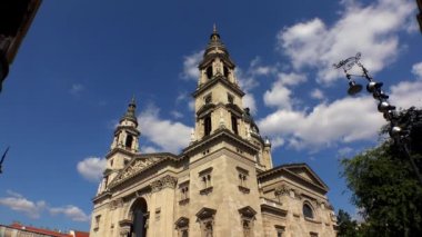 Budapeşte 'deki Aziz Stephen Bazilikası. Macaristan. 4K, UHD 'de çekilmiş.