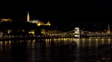 Budapeşte. Tuna Nehri. İyi geceler. Mimarlık, eski evler, sokaklar ve mahalleler. Macaristan. 4K, UHD 'de çekilmiş.