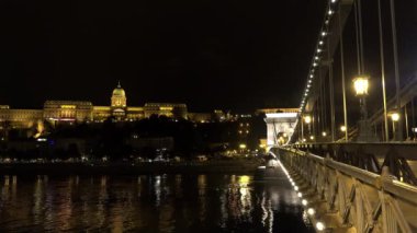 Budapeşte 'de Tuna Nehri üzerindeki köprü. Macaristan. İyi geceler, ışıklar. 4K, UHD 'de çekilmiş.