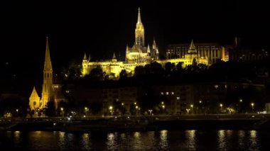 Budapeşte 'deki Matthias Kilisesi. İyi geceler, ışıklar. Macaristan. 4K, UHD 'de çekilmiş.
