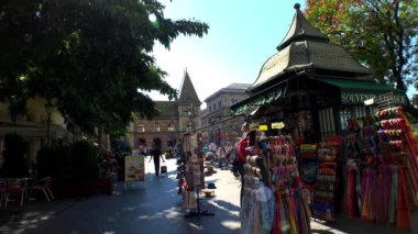 Budapeşte 'de Vaci utca Caddesi. Macaristan. 4K, UHD 'de çekilmiş.