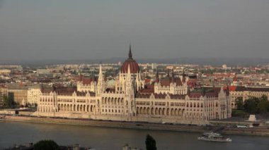 Budapeşte 'deki Macar Parlamentosu. 4K, UHD 'de çekilmiş.