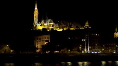 Budapeşte 'deki Matthias Kilisesi. İyi geceler, ışıklar. Macaristan. 4K, UHD 'de çekilmiş.