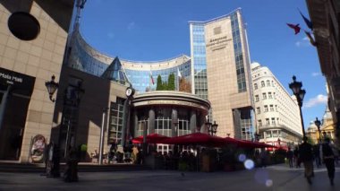 Budapeşte. Mimarlık, eski evler, sokaklar ve mahalleler. Macaristan. 4K, UHD 'de çekilmiş.