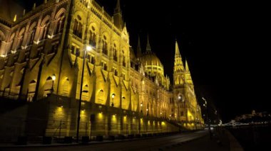 Budapeşte 'deki Macar Parlamentosu. İyi geceler, ışıklar. 4K, UHD 'de çekilmiş.