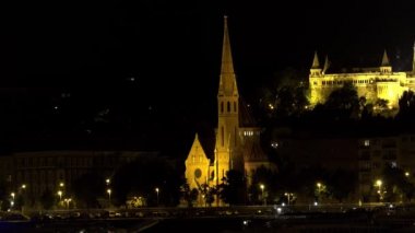 Budapeşte 'deki kilise, tapınak. İyi geceler, ışıklar. Macaristan. 4K, UHD 'de çekilmiş.