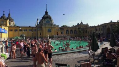 Szechenyi Hamamları, geleneksel Macar termal banyo kompleksi ve spa tedavisi. Macaristan. 4K, UHD 'de çekilmiş.