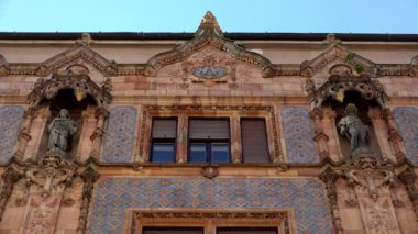 Budapeşte 'deki Vaci Caddesi' ndeki eski, güzel ev. Macaristan. 4K, UHD 'de çekilmiş.