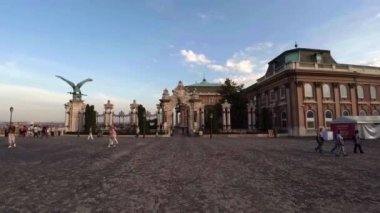 Budapeşte. Mimarlık, eski evler, sokaklar ve mahalleler. Macaristan. 4K, UHD 'de çekilmiş.