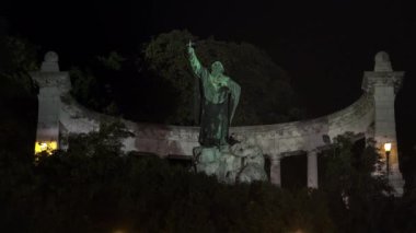 Anıt, Budapeşte 'de bir heykel. Macaristan. İyi geceler, ışıklar. 4K, UHD 'de çekilmiş.