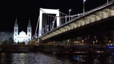 Budapeşte 'de Tuna Nehri üzerindeki köprü. Macaristan. İyi geceler, ışıklar. 4K, UHD 'de çekilmiş.