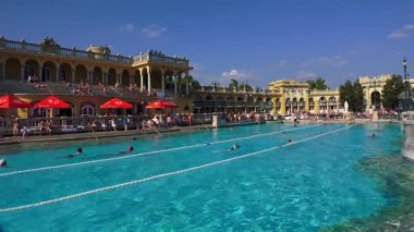 Szechenyi Hamamları, geleneksel Macar termal banyo kompleksi ve spa tedavisi. Macaristan. 4K, UHD 'de çekilmiş.