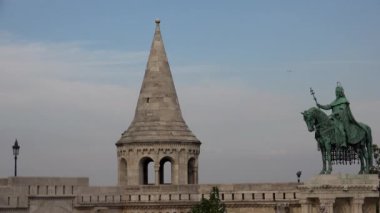 Budapeşte 'deki balıkçı kalesi. Macaristan. 4K (ultra yüksek çözünürlüklü (UHD))).