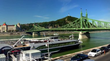 Budapeşte 'de Tuna Nehri üzerindeki köprü. Macaristan. 4K, UHD 'de çekilmiş.