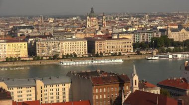Budapeşte. Üst Manzara. Mimarlık, eski evler, sokaklar ve mahalleler. Macaristan. 4K, UHD 'de çekilmiş.