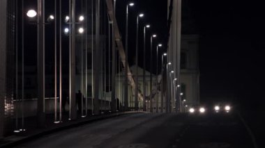 Budapeşte 'de Tuna Nehri üzerindeki köprü. Macaristan. İyi geceler, ışıklar. 4K, UHD 'de çekilmiş.