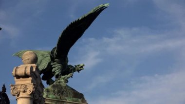 Bronz Turul, Budapeşte 'deki saray kapısında. 4K, UHD 'de çekilmiş.