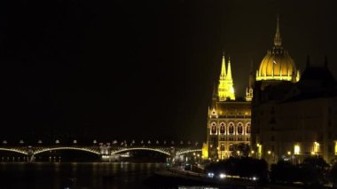 Budapeşte 'deki Macar Parlamentosu. İyi geceler, ışıklar. 4K, UHD 'de çekilmiş.