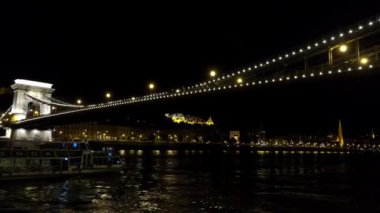 Budapeşte 'de Tuna Nehri üzerindeki köprü. Macaristan. İyi geceler, ışıklar. 4K, UHD 'de çekilmiş.