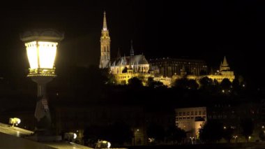 Budapeşte 'deki Matthias Kilisesi. İyi geceler, ışıklar. Macaristan. 4K, UHD 'de çekilmiş.